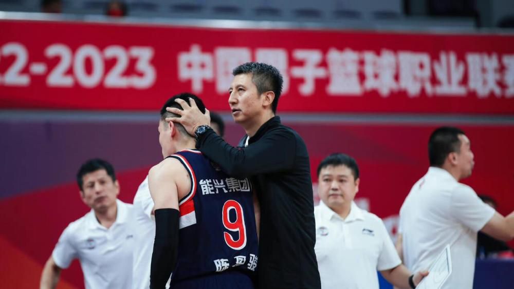 于是，整部影片就像是一个杂乱无绪、充满无数从句的语流。